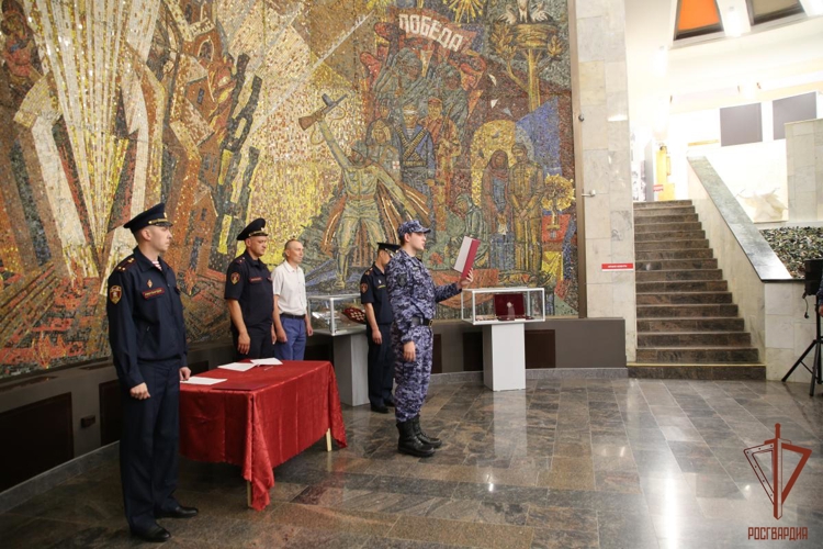 В преддверии Дня России и Дня города Саранска сотрудники вневедомственной охраны Росгвардии приняли Присягу