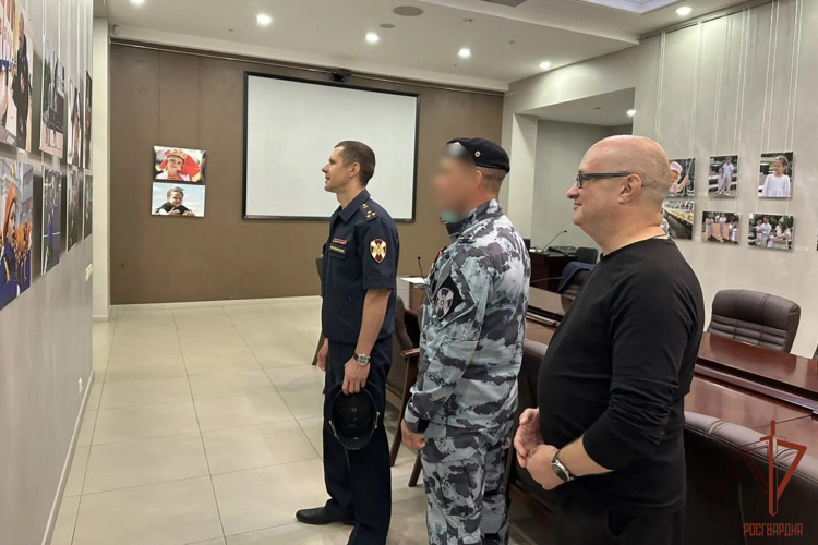 «Служба — Родине, сердце — семье»: росгвардейцы с детьми посетили фотовыставку Александра Гурьянова в День семьи, любви и верности