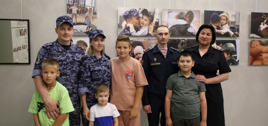 «Служба — Родине, сердце — семье»: росгвардейцы с детьми посетили фотовыставку Александра Гурьянова в День семьи, любви и верности