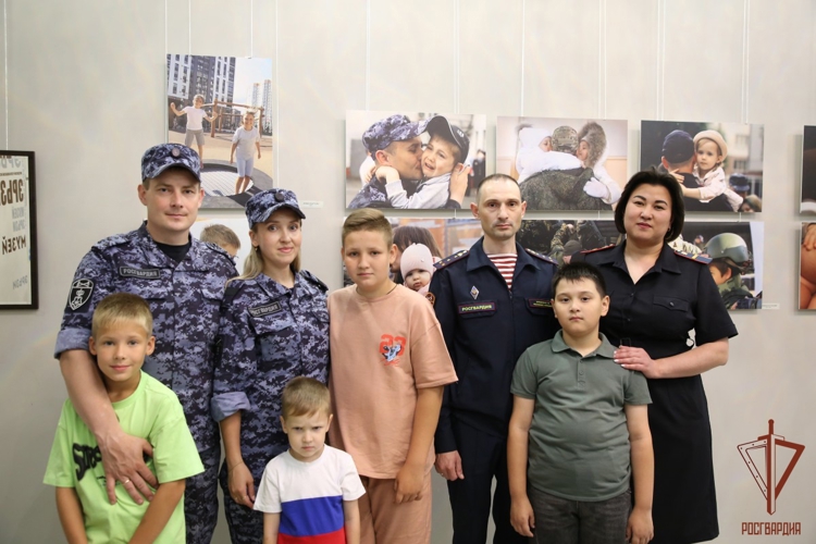 «Служба — Родине, сердце — семье»: росгвардейцы с детьми посетили фотовыставку Александра Гурьянова в День семьи, любви и верности
