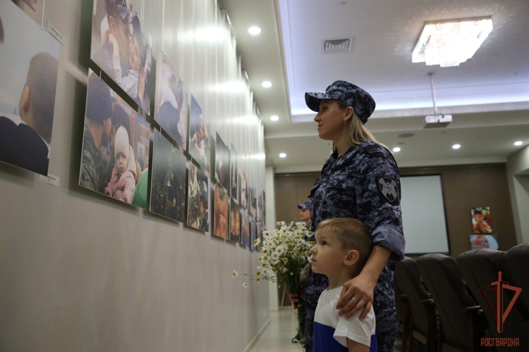«Служба — Родине, сердце — семье»: росгвардейцы с детьми посетили фотовыставку Александра Гурьянова в День семьи, любви и верности