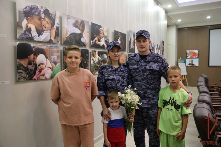 «Служба — Родине, сердце — семье»: росгвардейцы с детьми посетили фотовыставку Александра Гурьянова в День семьи, любви и верности
