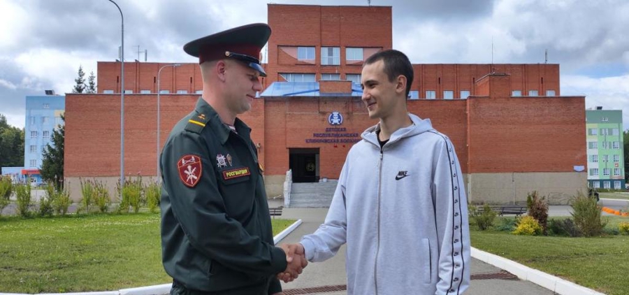 В Саранске росгвардеец пришел на помощь подростку, пострадавшему на пожаре