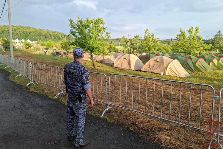 В Мордовии сотрудники Росгвардии охраняют порядок на Всероссийском семейном туристском фестивале 