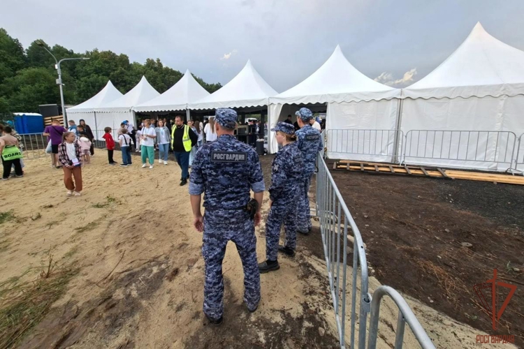 В Мордовии сотрудники Росгвардии охраняют порядок на Всероссийском семейном туристском фестивале 