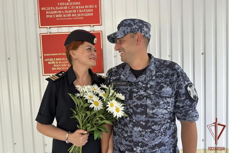  В Управлении Росгвардии по Республике Мордовия дарили ромашковое настроение 