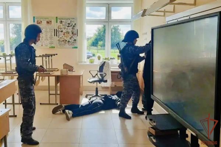 В Мордовии росгвардейцы отработали действия при возникновении угроз в образовательных учреждениях