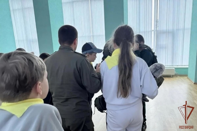 В Саранске сотрудники спецподразделения Росгвардии провели с ребятами антитеррористическое мероприятие 