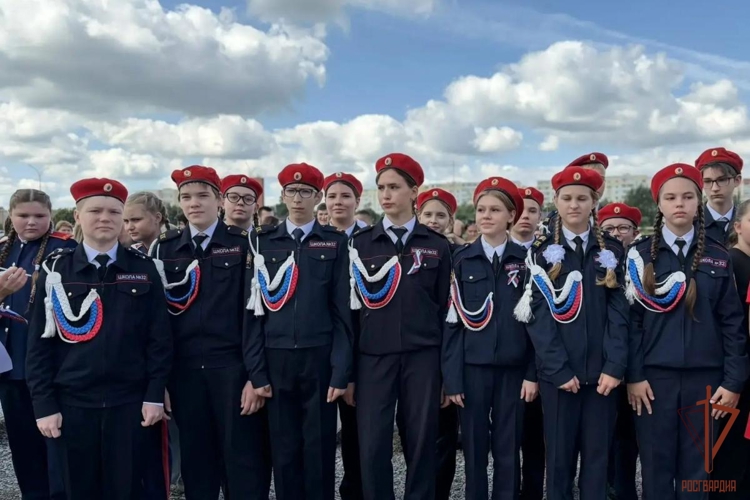 В Саранске росгвардейцы и подшефные кадеты приняли участие в праздничном митинге в честь Дня Государственного флага России
