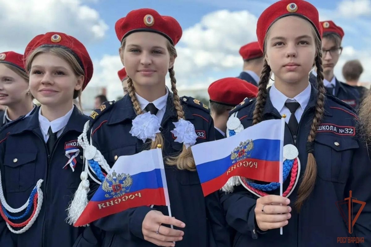 В Саранске росгвардейцы и подшефные кадеты приняли участие в праздничном митинге в честь Дня Государственного флага России