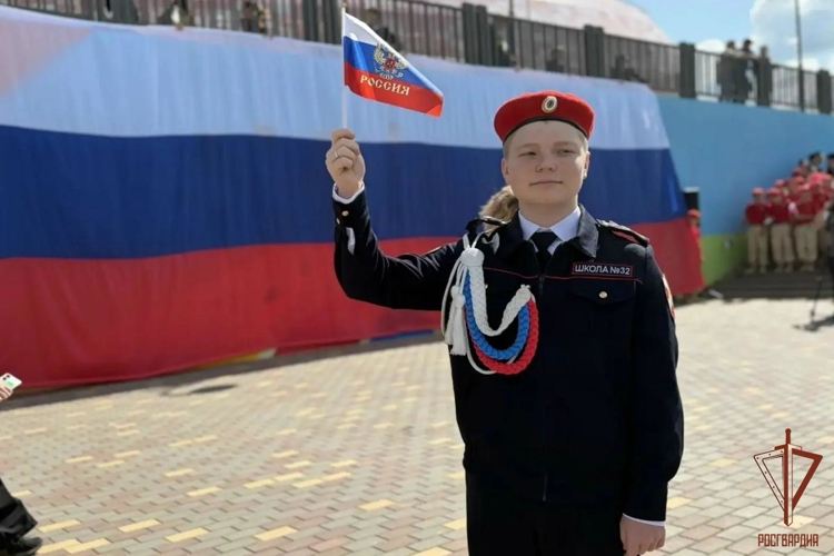 В Саранске росгвардейцы и подшефные кадеты приняли участие в праздничном митинге в честь Дня Государственного флага России