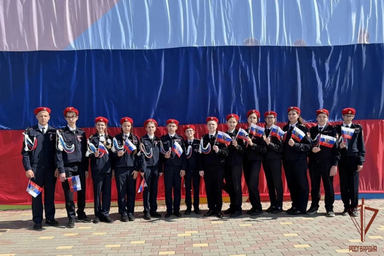 В Саранске росгвардейцы и подшефные кадеты приняли участие в праздничном митинге в честь Дня Государственного флага России