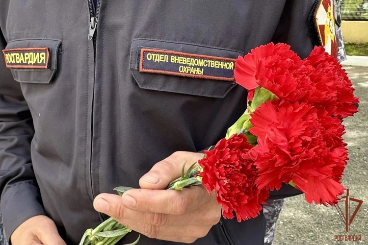 В Саранске сотрудники Росгвардии почтили память коллеги