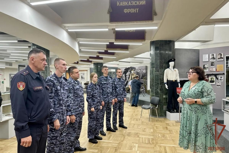 Музейная экскурсия сотрудников Управления Росгвардии по Республике Мордовия в преддверии Дня Государственного флага РФ