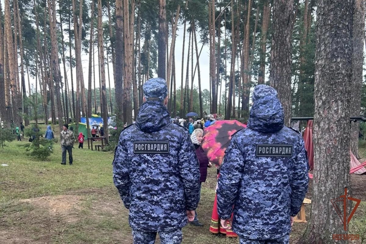 Сотрудники Росгвардии обеспечили охрану общественного порядка на праздновании 97-й годовщины Ичалковского района