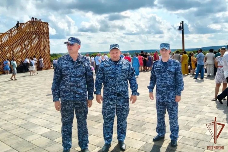 Сотрудники Росгвардии обеспечили охрану общественного порядка во время праздников в Темникове