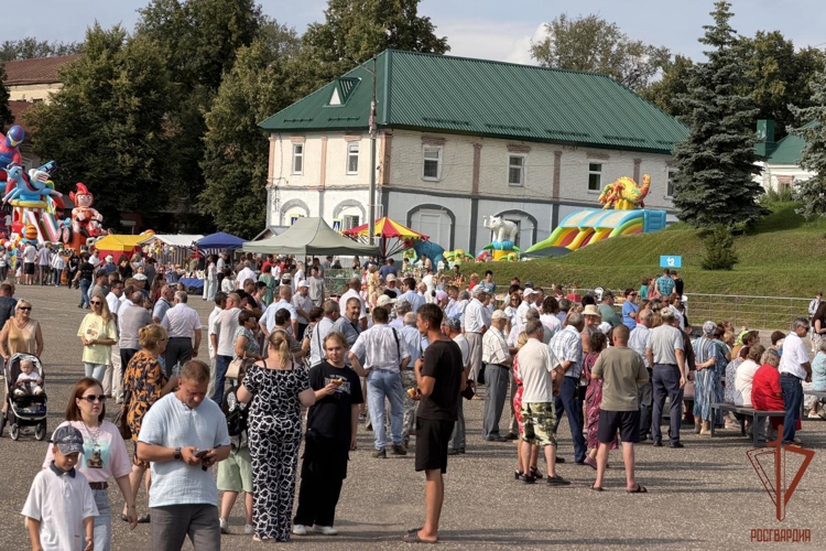 Сотрудники Росгвардии обеспечили охрану общественного порядка во время праздников в Темникове
