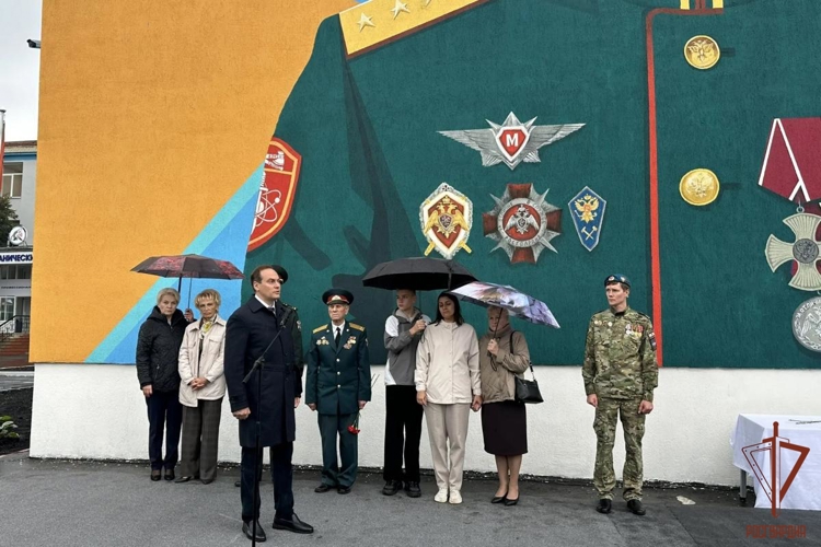 В Саранском электромеханическом колледже сотрудники Росгвардии приняли участие в открытии мурала кавалеру ордена Мужества Игорю Паничкину