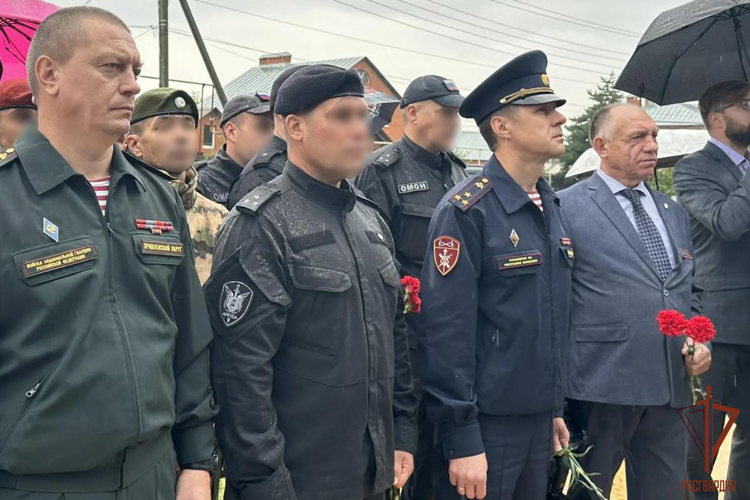 В Саранском электромеханическом колледже сотрудники Росгвардии приняли участие в открытии мурала кавалеру ордена Мужества Игорю Паничкину