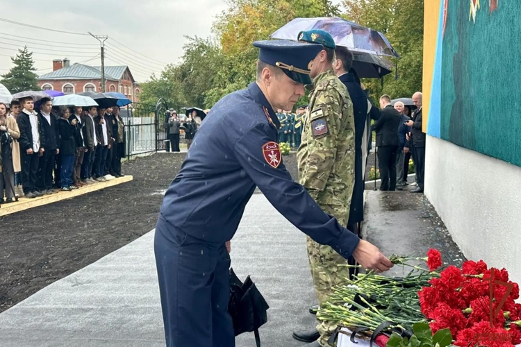 В Саранском электромеханическом колледже сотрудники Росгвардии приняли участие в открытии мурала кавалеру ордена Мужества Игорю Паничкину