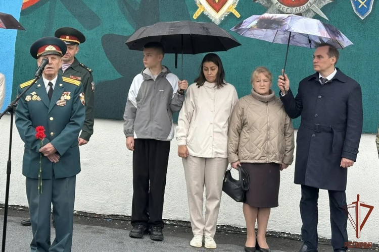 В Саранском электромеханическом колледже сотрудники Росгвардии приняли участие в открытии мурала кавалеру ордена Мужества Игорю Паничкину