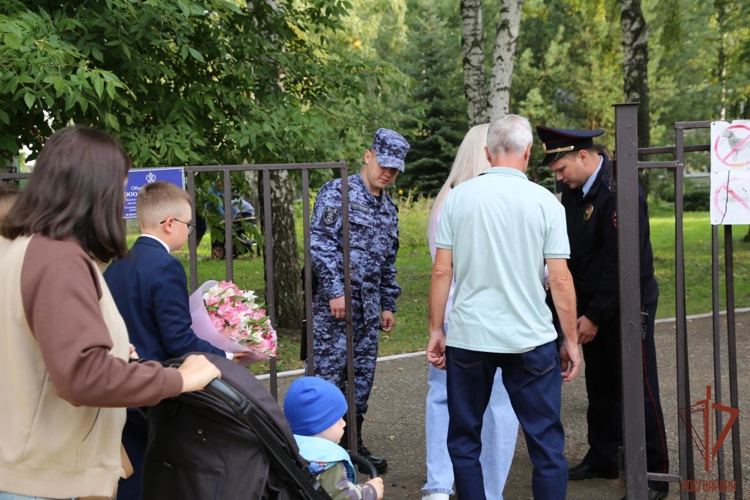Росгвардейцы обеспечили общественный порядок во время празднования Дня знаний в Мордовии