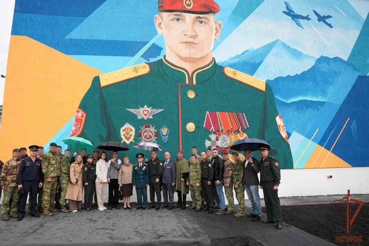 В Саранском электромеханическом колледже сотрудники Росгвардии приняли участие в открытии мурала кавалеру ордена Мужества Игорю Паничкину