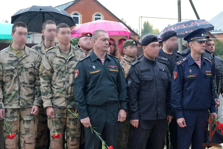 В Саранском электромеханическом колледже сотрудники Росгвардии приняли участие в открытии мурала кавалеру ордена Мужества Игорю Паничкину