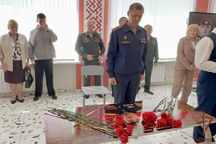 В Мордовии офицер Росгвардии принял участие в увековечивании памяти героя-земляка