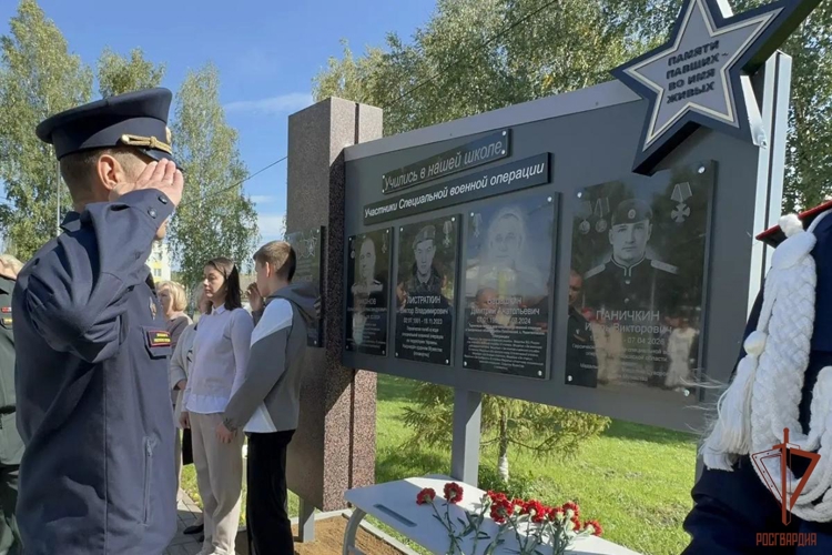 В Мордовии офицер Росгвардии принял участие в увековечивании памяти героя-земляка