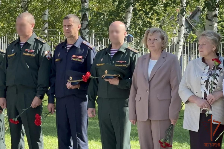 В Мордовии офицер Росгвардии принял участие в увековечивании памяти героя-земляка