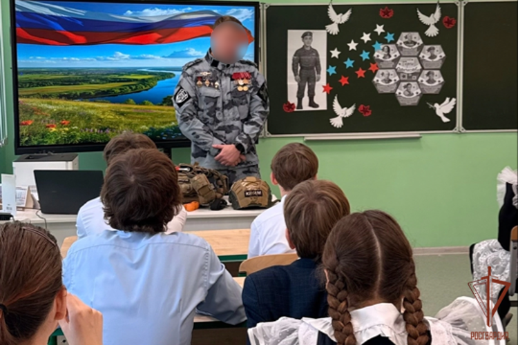 В Мордовии сотрудник ОМОН «Аркуда» Росгвардии провел урок цифровой безопасности для старшеклассников