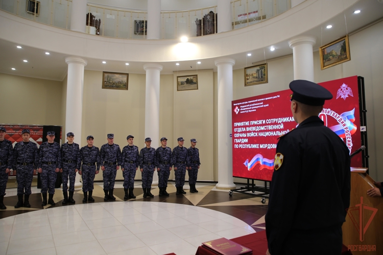 В Саранске молодые сотрудники вневедомственной охраны Росгвардии приняли присягу 