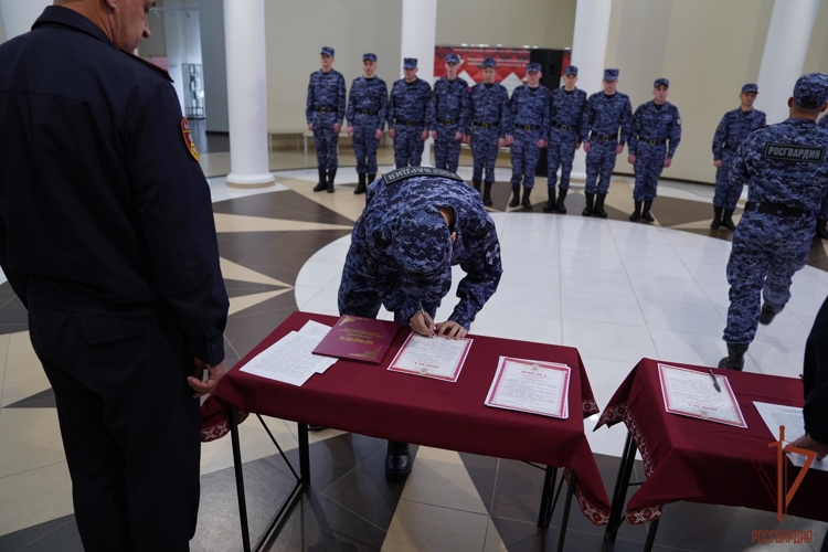 В Саранске молодые сотрудники вневедомственной охраны Росгвардии приняли присягу 
